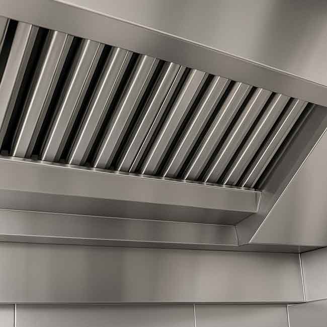 Campana extractora industrial limpia con filtros y carcasa de acero inoxidable