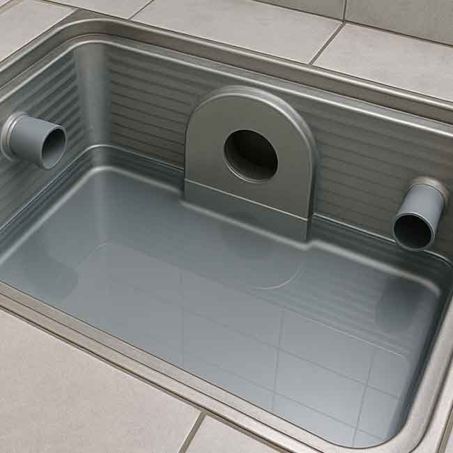 Interior de separador de grasa limpio con agua clara tras el vaciado y la limpieza