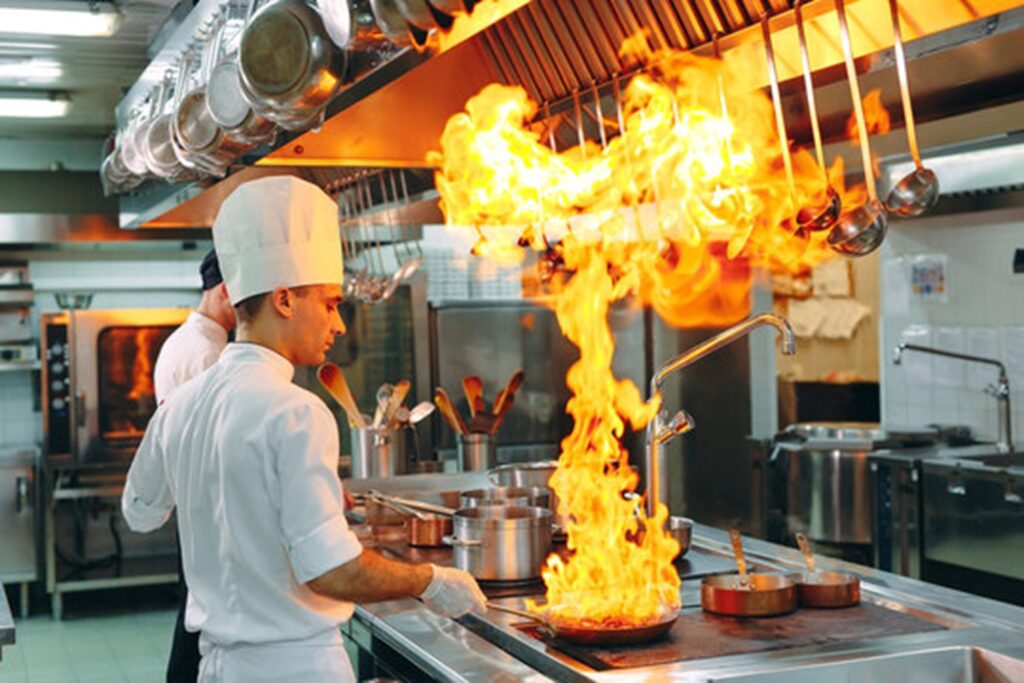 riesgo de incendio en cocina profesional bajo campana extractora por acumulación de grasa